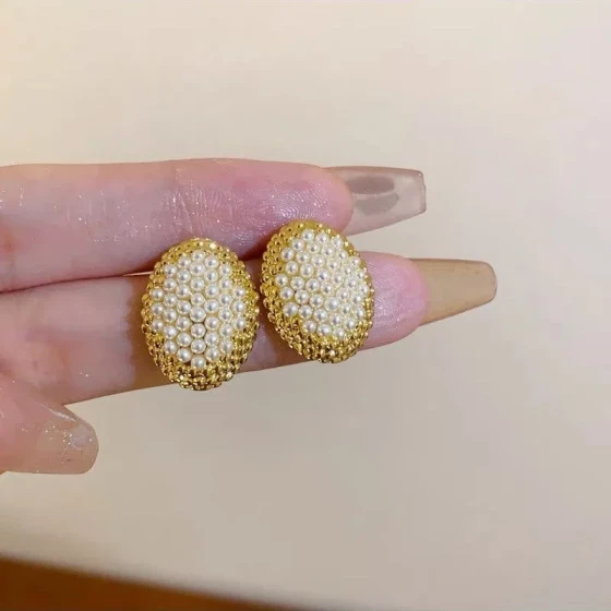 European and American Light Luxury ins Pearl stud earrings with an exaggerated style, fashionable and sophisticated, versatile vintage personality earrings