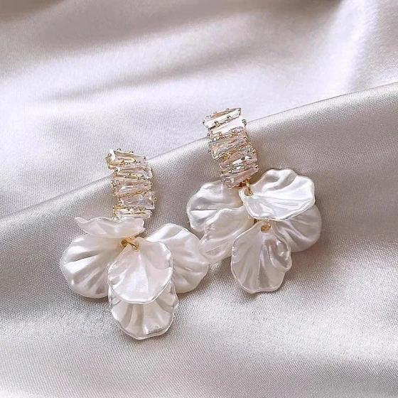 Super fairy-like tassel petal earrings for women, popular niche design, French style, elegant and high-end earrings, exaggerated ear accessories