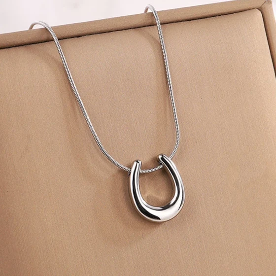 European and American stainless steel U Titanium steel pendant necklace for women, non-fading, light luxury, high-end feel, versatile collarbone chain