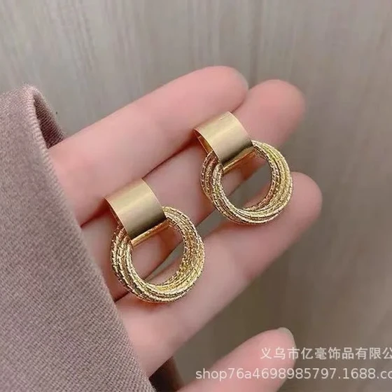 New sweet and simple elegant earrings with hollow circles and multi-layered twisted studs, versatile and exquisite for women
