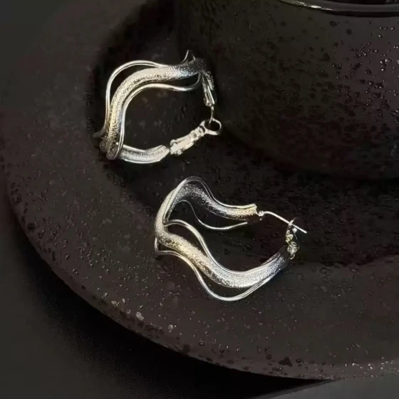 ins Minimalist wavy hoop earrings, new popular style, high-end unique niche earrings, versatile ear accessories