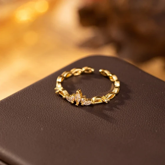 Copper micro-inlaid diamond geometric open ring for women, unique design with a crown shape, simple band, high-end feel, light luxury ring, tail ring