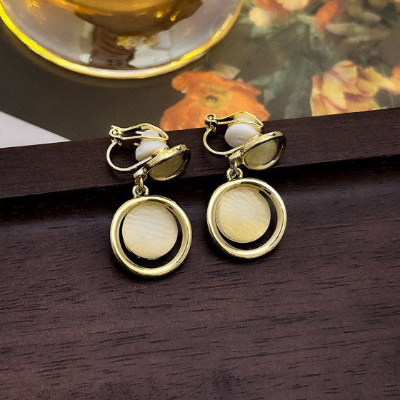 Vintage Cat's Eye Stone Ear Clips, Hong Kong Style Earrings, Korean Style, No Piercing Required, Unique and Stylish Ear Accessories for Women, Versatile Geometric Design for Spring