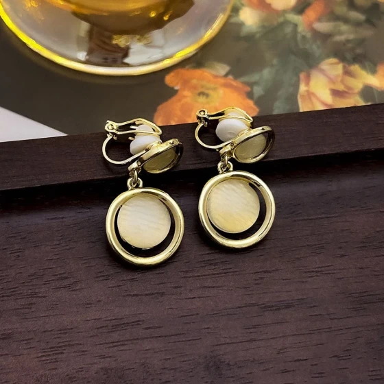 Vintage Cat's Eye Stone Ear Clips, Hong Kong Style Earrings, Korean Style, No Piercing Required, Unique and Stylish Ear Accessories for Women, Versatile Geometric Design for Spring