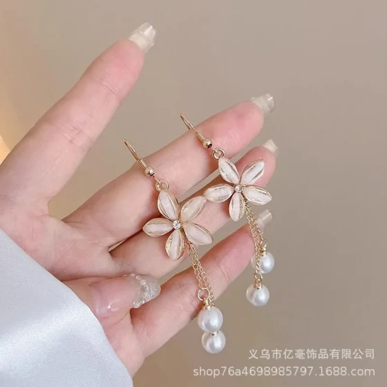 Floral Pearl Ear Hooks for Women, Elegant Korean Style, Super Fairy Tassel Earrings1Unique petal-shaped versatile long earrings