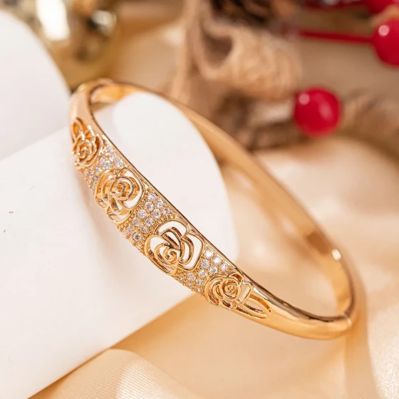 European and American elegant style micro-inlaid zircon hollow rose bracelet, fashionable diamond-studded light luxury alloy bracelet