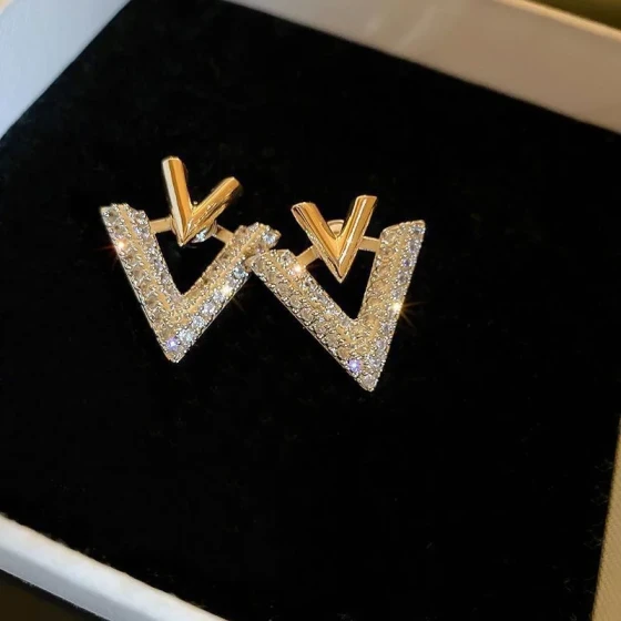 English dual language V Earrings with a high-end feel, suitable for wearing on both sides and in different sizes V Letter earrings with full diamond inlay, niche style, versatile earrings