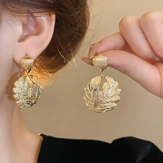 European and American alloy patterned leaf earrings, exaggerated and high-end, niche fashion earrings, unique and cool style ear accessories