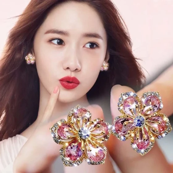 Autumn and winter fashion simple and elegant women's accessories: pink petal zircon earrings, niche light luxury stylish jewelry