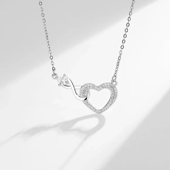 Korean and Japanese minimalist heart necklace, light luxury and elegant, heart-shaped zircon clavicle chain, versatile gift for girlfriend