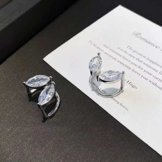 Sparkling zircon elf ear cuff for women, light luxury and high-end feel, non-pierced ear clip, unique and beautiful elegant earrings