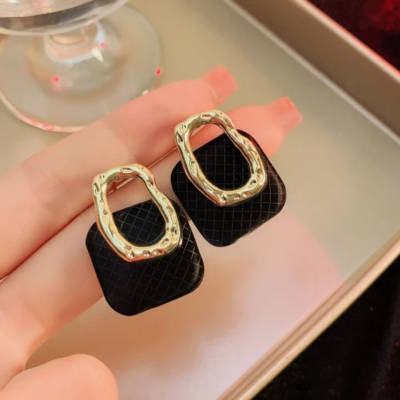 Autumn and winter Chanel-style metal earrings with a niche design, high-end French vintage square earrings and studs