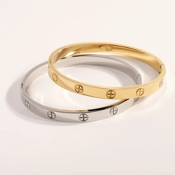 Popular stainless steel cross stud bracelet for women, fashionable and high-end, new versatile light luxury style, non-fading bracelet