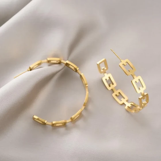 New European and American fashion large hoop earrings for women, face-slimming, anti-fading titanium steel earrings, high-end small accessories for women, night market