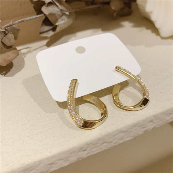 Korean Dongdaemun fashion new geometric diamond-studded earrings, trendy and stylish design for women