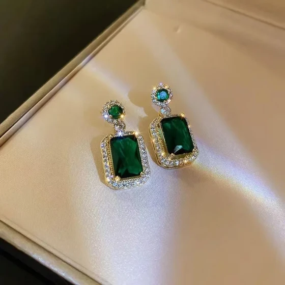 Fashionable and dazzling emerald gemstone earrings, luxurious and elegant sparkling diamond earrings, popular live-streaming trending earrings
