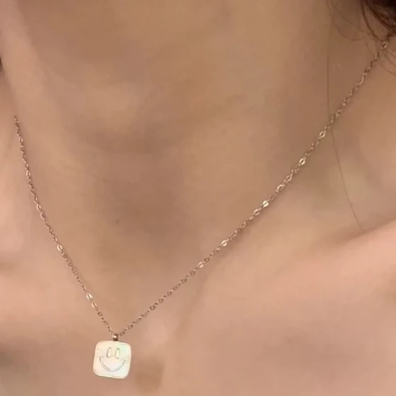 New French-style square pendant smiley face necklace for women, Japanese and Korean fashion, light luxury ins Unique designer pendants