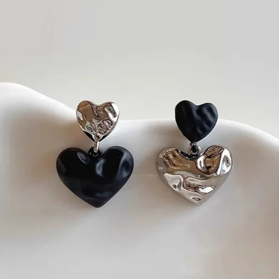 New popular black heart-shaped earrings, light luxury, high-end, elegant, unique and beautiful silver stud earrings for women