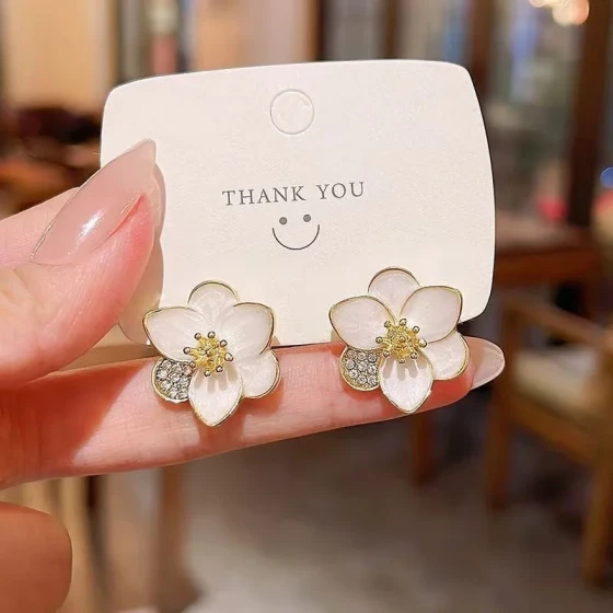 High-end luxury floral earrings for women, new trendy style, elegant socialite earrings, niche design studs
