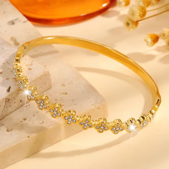 New versatile four-leaf clover titanium steel bracelet, non-fading, women's European and American light luxury starry stainless steel bracelet