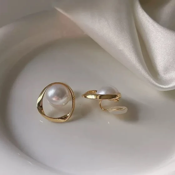 Geometric Pearl Mosquito Coil Clip-On Earrings, Elegant Non-Pierced Niche Earrings, Minimalist Style, High-End Quadrilateral Ear Accessories