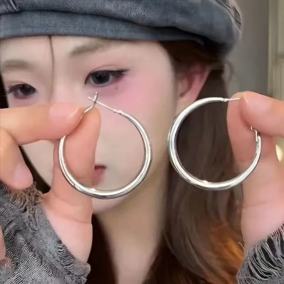 Exaggerated and stylish plain hoop earrings for women ins Minimalist versatile metal hoop earrings925Silver needle trendy earrings