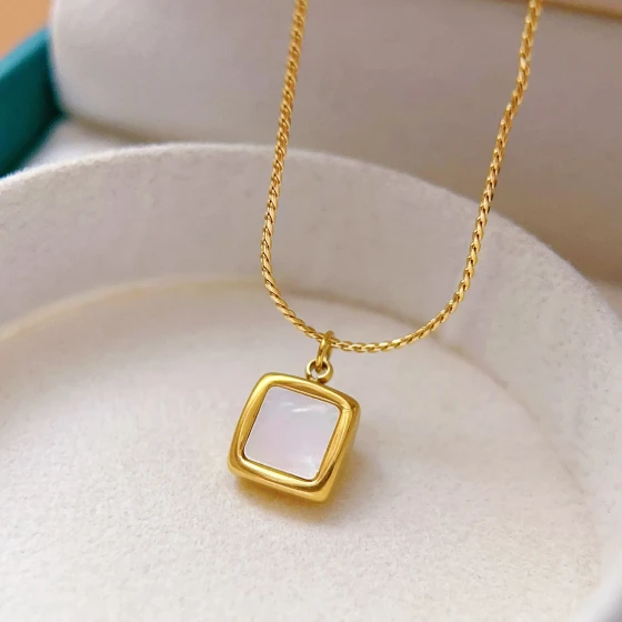 White three-dimensional square necklace, simple geometric smooth square shell titanium steel clavicle chain, women's light luxury accessory