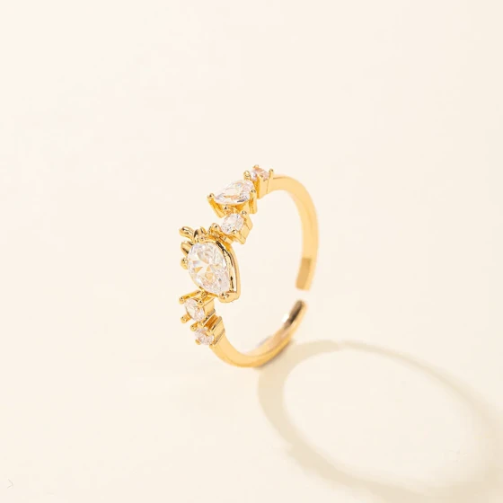 Elegant and minimalist light-luxury zircon star ring, irregular sparkling diamond ring, niche hand accessory