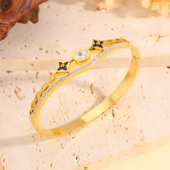 Titanium steel bracelet with vintage four-leaf clover and diamonds, open-ended bracelet in the style of a runaway princess crown, versatile and non-fading jewelry