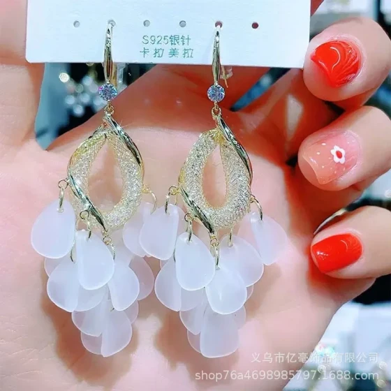 Elegant crystal petal tassel earrings for women, super fairy-like, long style, high-end, trendy, fashionable, and bold statement earrings