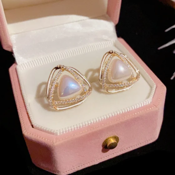 New Korean Dongdaemun geometric triangle pearl earrings for women, exquisite, compact, versatile, and stylish design earrings