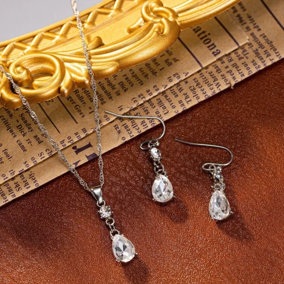 Women's Necklace with Water Drop Zircon Pendant and Earrings Set, New Niche Design, Elegant Necklace Pendant for Women