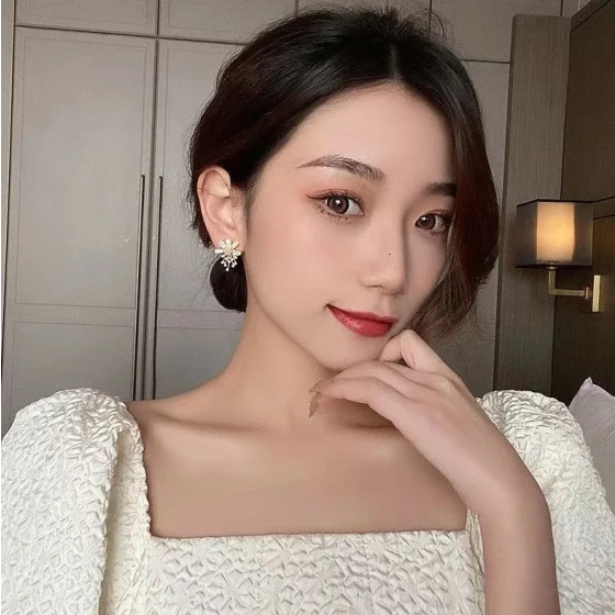 New stylish floral earrings and studs for women, summer niche design with a high-end feel, from the factory
