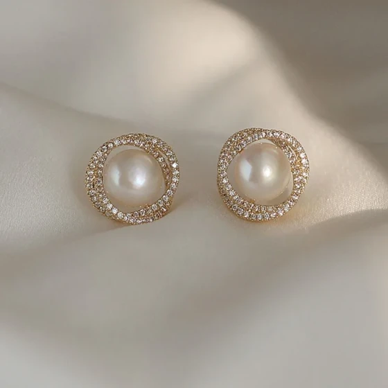 Vintage fashion earrings, new trendy simple and elegant small stud earrings with a unique design for women