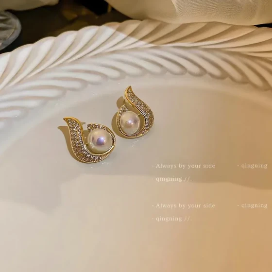 Zircon Maple Leaf Earrings for Women, New Trendy Light Luxury High-End Earrings, Vintage Simple Sparkling Diamond Ear Accessories