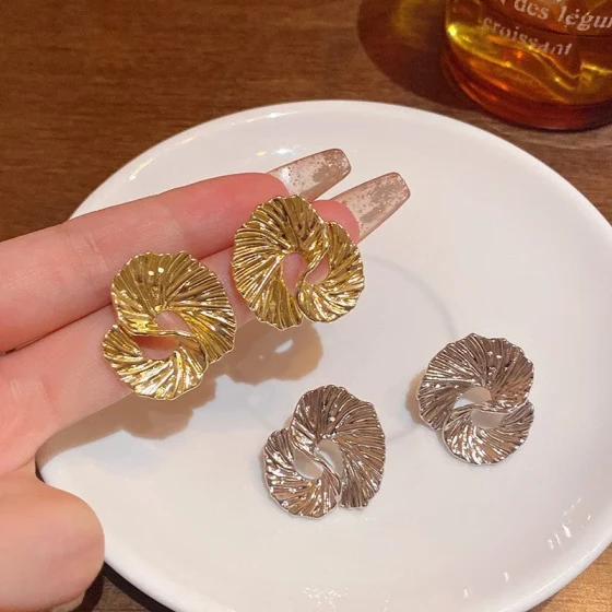 European and American style irregular textured twisted earrings for women, light luxury, high-end, fashionable and elegant earrings