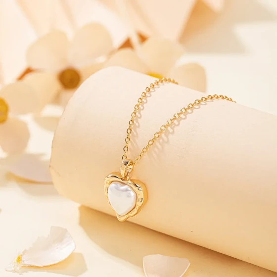 New luxury and sophisticated faux pearl heart pendant copper necklace ins Versatile and stylish collarbone chain