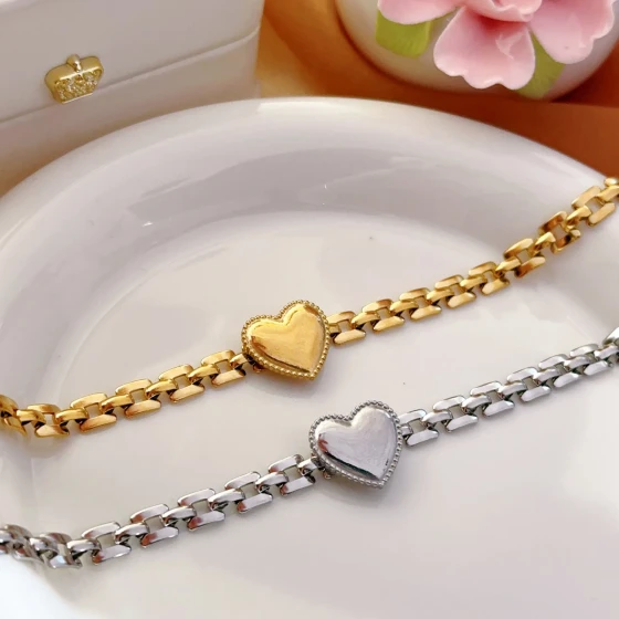 2025New titanium steel heart-shaped bracelet for women, thick chain, light luxury, niche, versatile, non-fading, high-end accessory