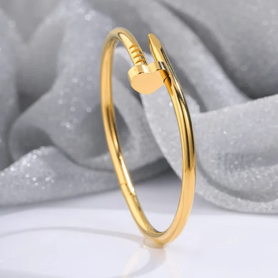 New heart-shaped four-leaf bracelet with studs, high-end, non-fading, versatile, stylish stainless steel bracelet accessory