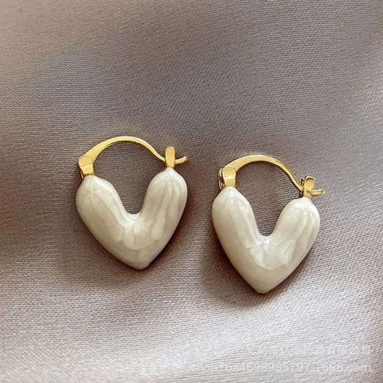 Heart-shaped earrings for women, new trendy earrings, unique niche design, stylish ear studs, new style