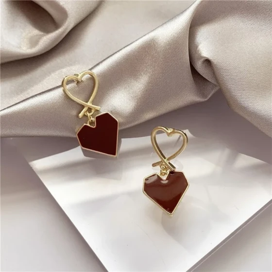Korean-style heart-shaped oil-drip earrings with a unique design, fashionable and versatile heart-shaped studs for women
