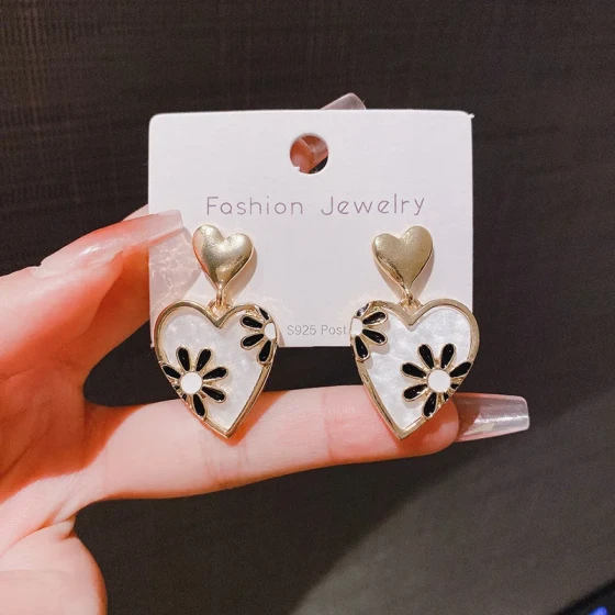 2025New Daisy Heart-Shaped Earrings for Women, Unique and Sophisticated, Versatile and Stylish Design