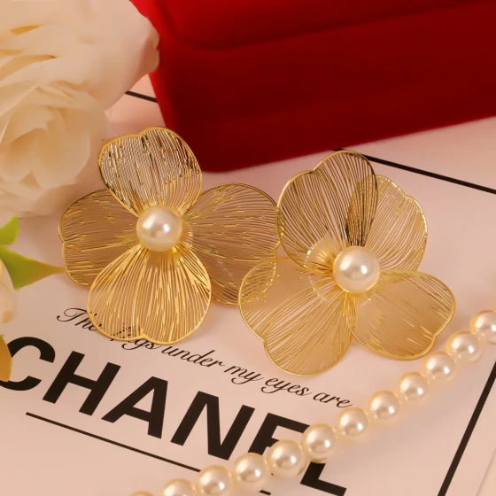 Korean minimalist floral earrings with a European and American style, unique and versatile, featuring a high-end design