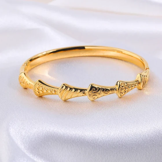 Baojia European and American fan-shaped skirt titanium steel bracelet, non-fading, niche design, simple and luxurious feel bracelet