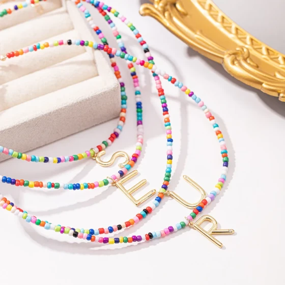New European and American style simple and elegant letter-colored beaded necklace for women, vintage niche versatile collarbone chain