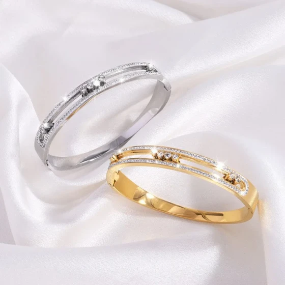 Titanium steel bracelet Hollowed-out stainless steel bracelet with full diamond inlay for women, exuding a sense of elegance Fashionable and creative non-fading versatile bracelet