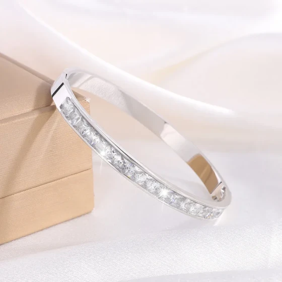 Titanium steel bracelet with diamond inlay, moissanite vacuum electroplated bracelet, high-end European and American fashion bracelet for women that does not fade