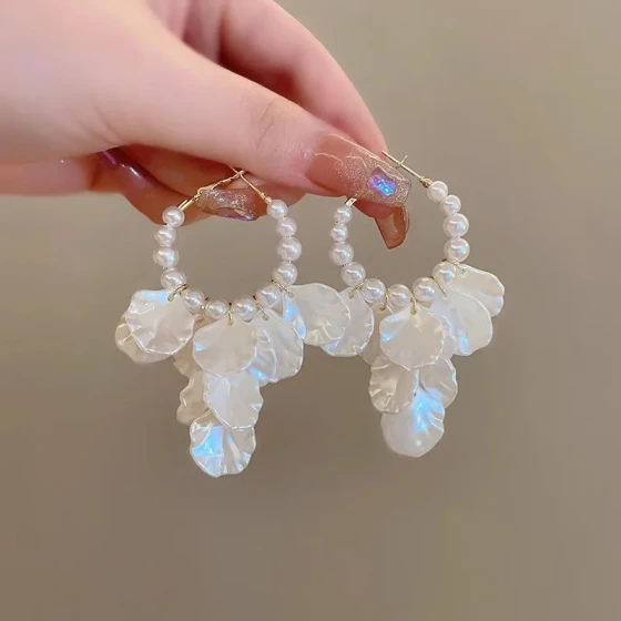 Super fairy-like French resort-style petal earrings Light luxury, high-end, stylish tassel earrings for women