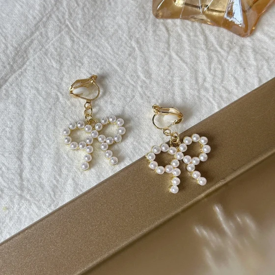 Korean-style butterfly pearl triangle ear clips, fashionable, light luxury, high-end, niche and unique earrings