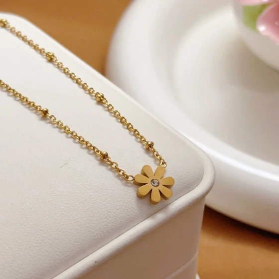 New French-style small daisy flower titanium steel necklace for women with diamonds18gold Cute and Versatile Set of Non-Fading Accessories